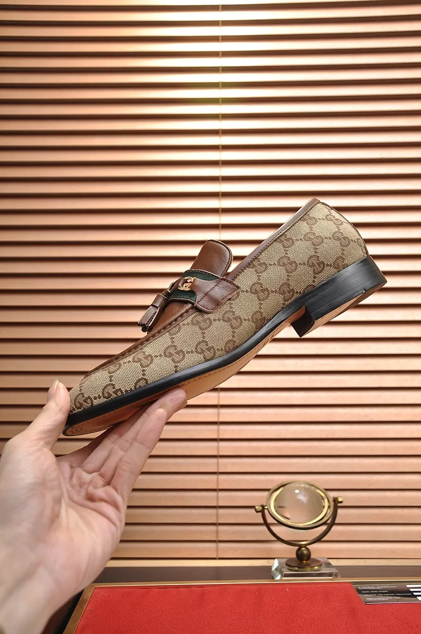 Men's shoes💰500💶Italy's top luxury men's shoe giant (GUCCI) (Gucci) (full cowhide lining) new arrival🍃Original European style🔰 Pleasant to the eye😍In order to make the shoes more durable and non-deformable🌀The production continues to follow traditional methods but there is still no lack of innovation💪Choose original sheepskin for the leather♻️ Smooth and natural And extra bright ⭐Made of imported cowhide, the first choice of rich people 38-45 (45 customized)